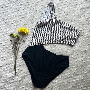 Abercrombie & Fitch side cutout one piece bikini